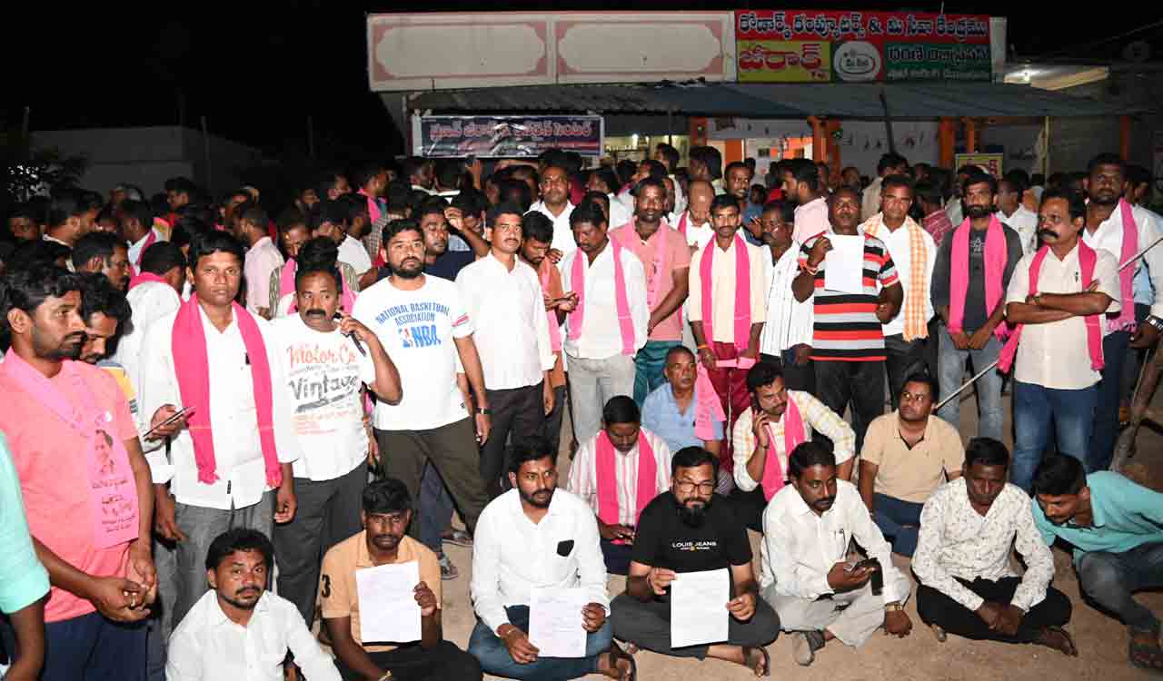 Election symbols: TRS stages protest at Chandur RO Office