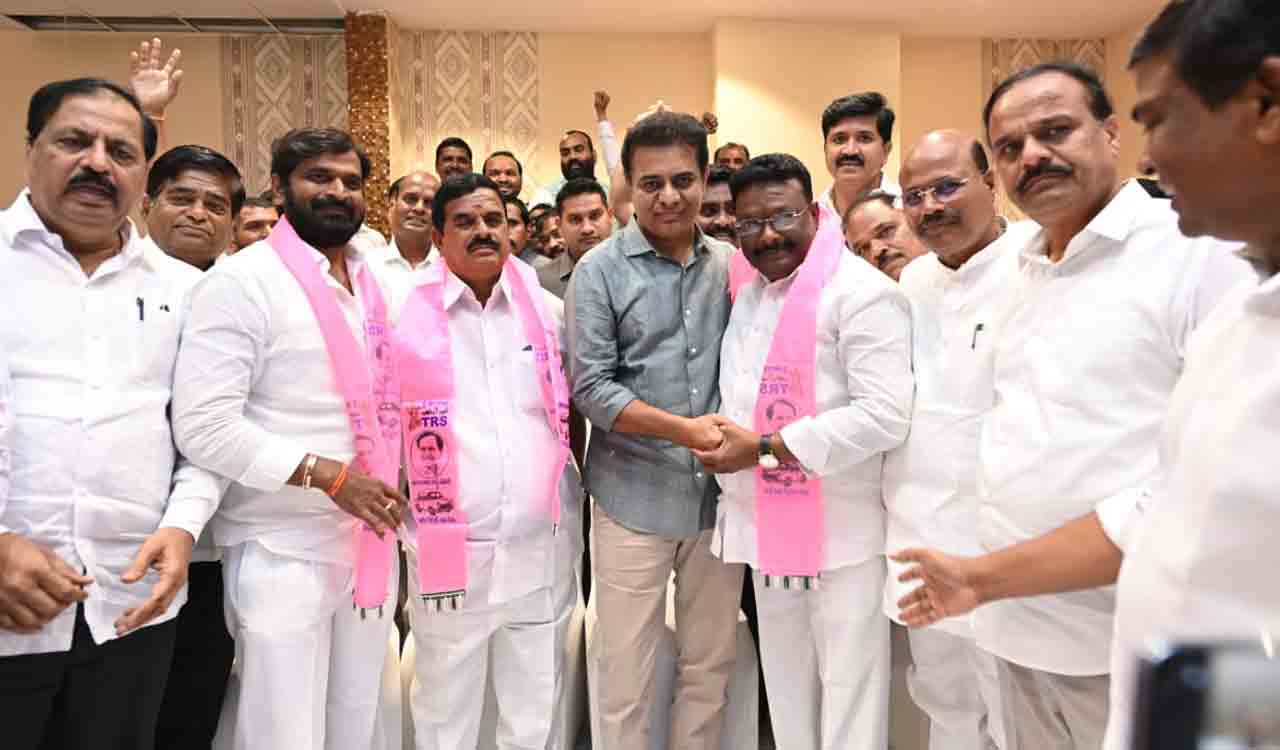 BJP leaders K Swamy Goud, Dasoju Sravan join TRS (BRS)
