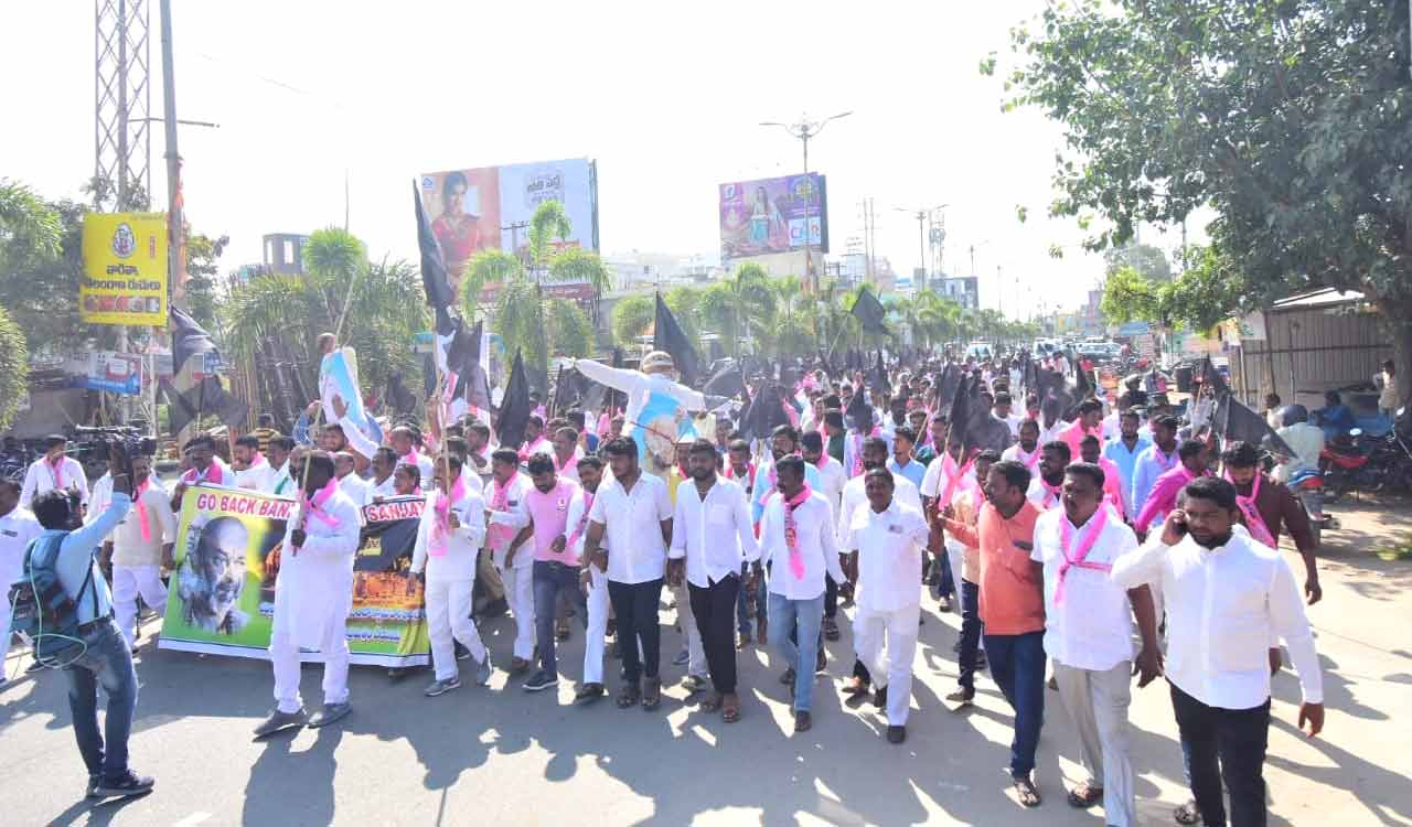TRS supporters ask BJP’s Bandi to keep Yadadri temple out of politics