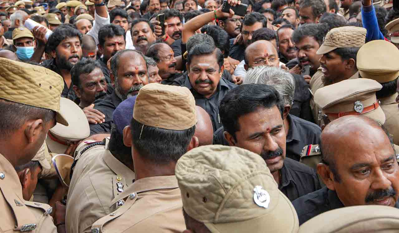 Chennai: AIADMK leaders including Palaniswami detained