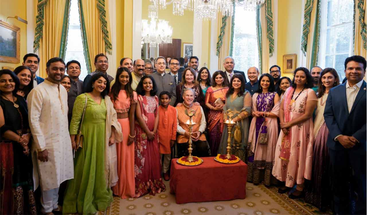 Texas Governor celebrates Diwali with Indian-Americans