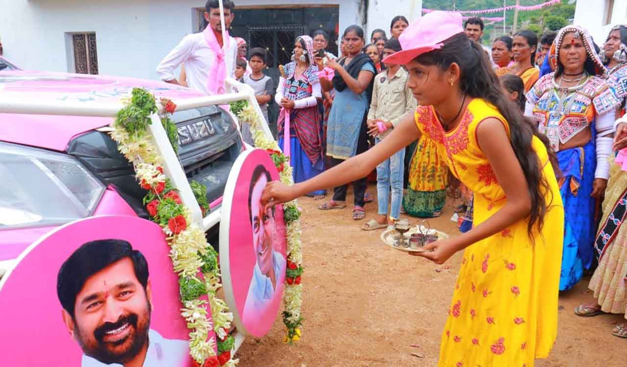 Yadadri-Bhongir: TRS candidate given grand welcome by tribal women