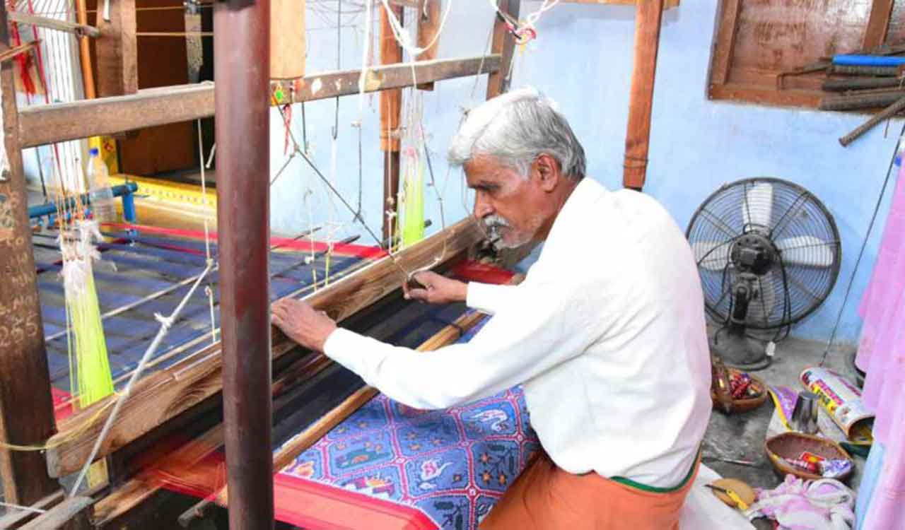Weavers rejoice in Telangana, in dire straits in BJP-ruled States