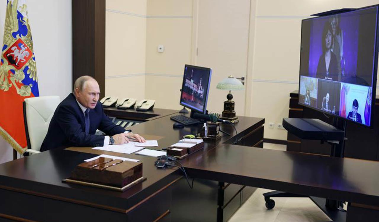 Putin signs annexation of Ukrainian regions as losses mount