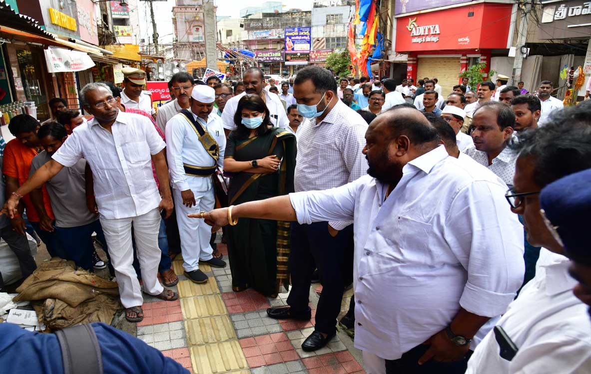 Karimnagar: Gangula asks officials to speed up Smart City works