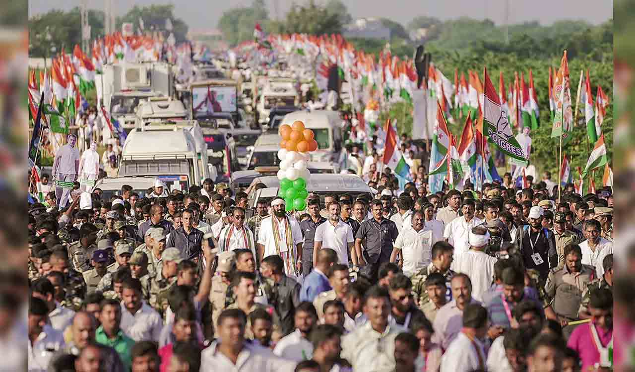 Congress Bharat Jodo Yatra enters Andhra Pradesh, Rahul Gandhi resumes march from Kurnool