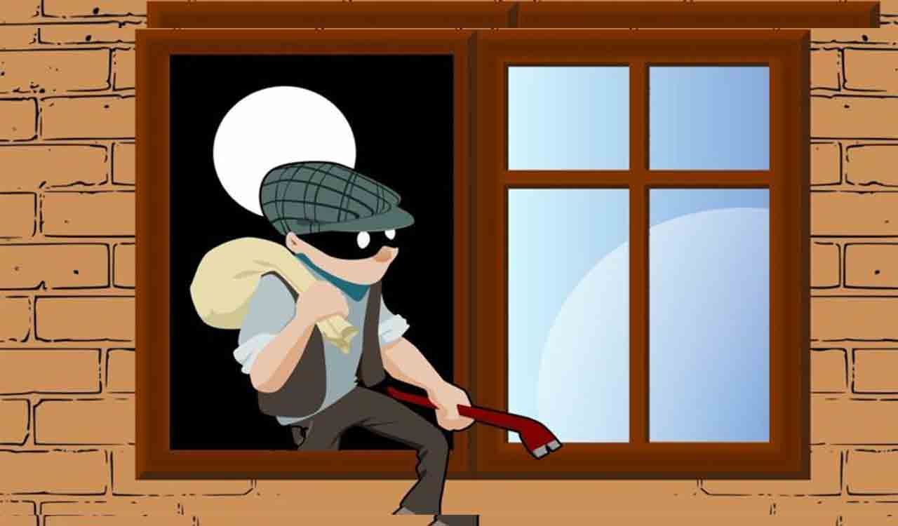 House burgled in broad daylight in Medak