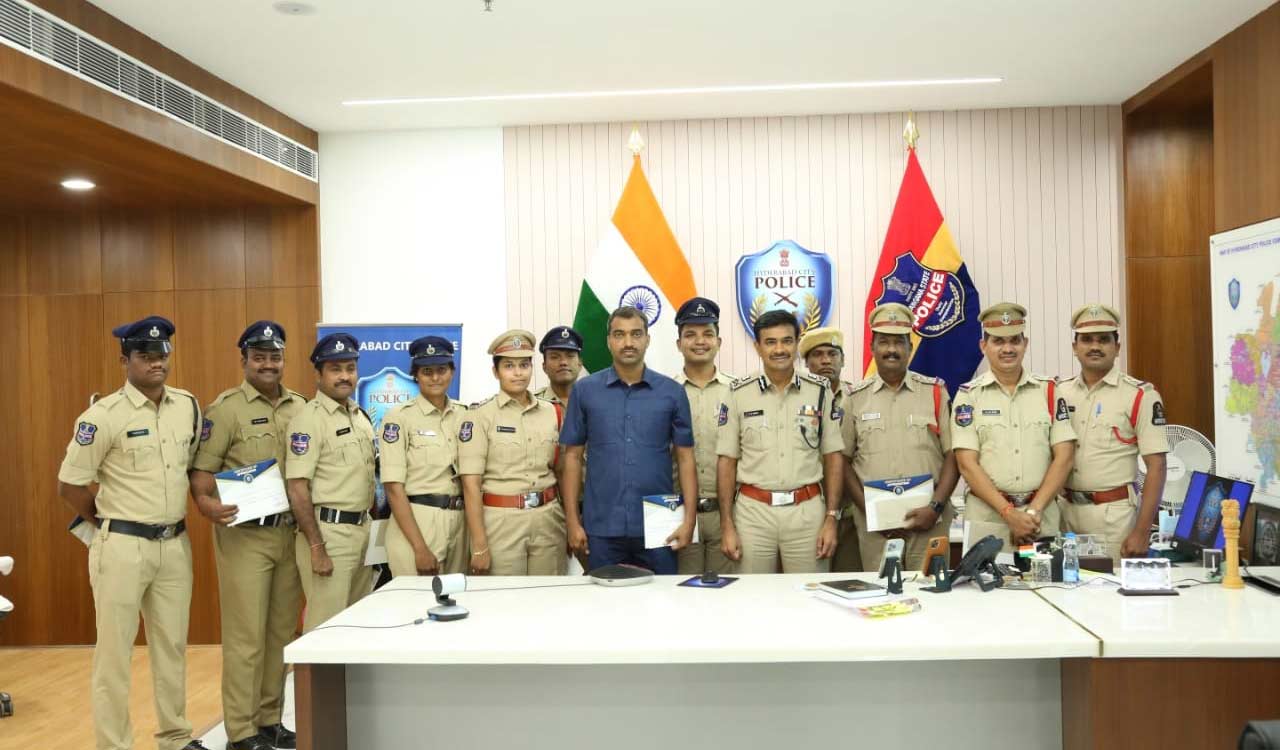 Hyderabad CP felicitates police personnel for good work