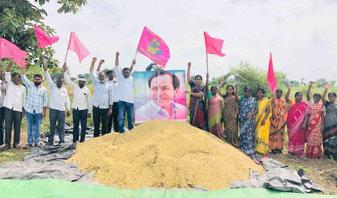 Dalit families donate soya produce worth Rs 66k for CM KCR’s national political entry