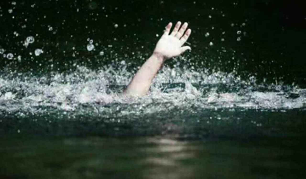 Mancherial: Two private school teachers drown in Godavari