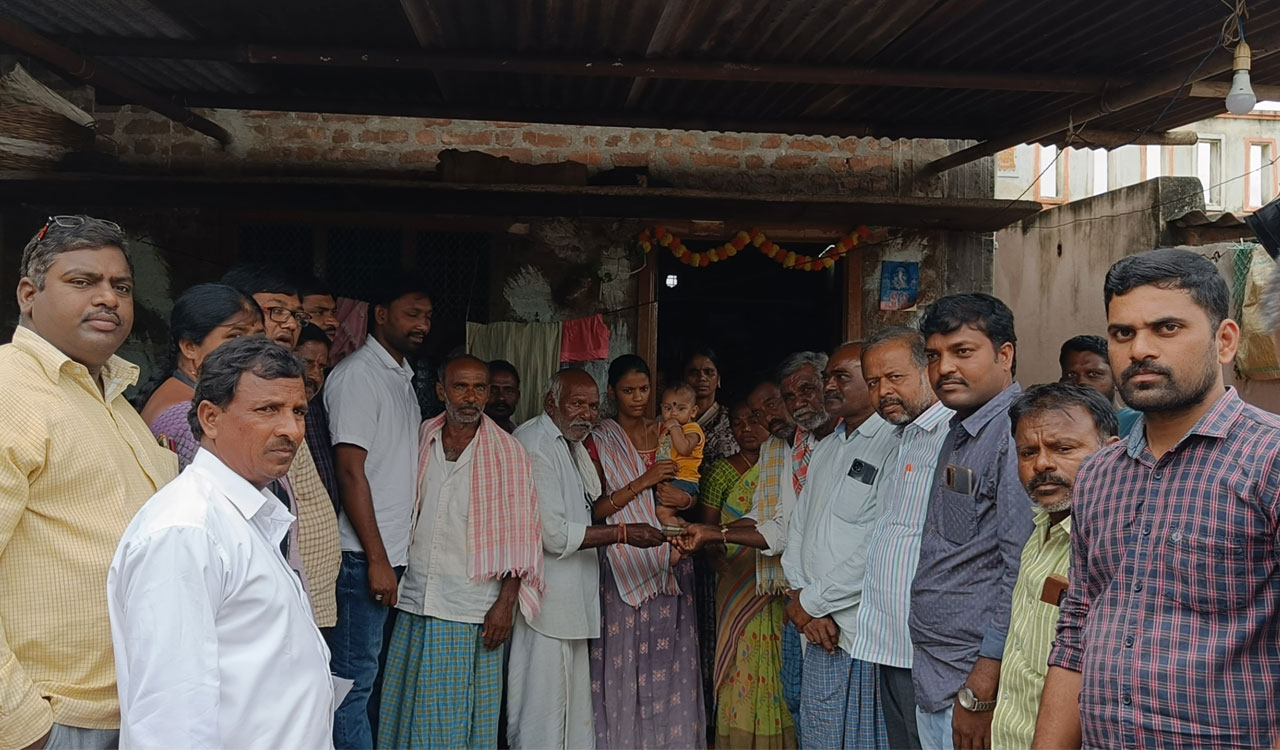 Jangaon: Youngsters raise Rs 1.18 lakh through WhatsApp to help bereaved family