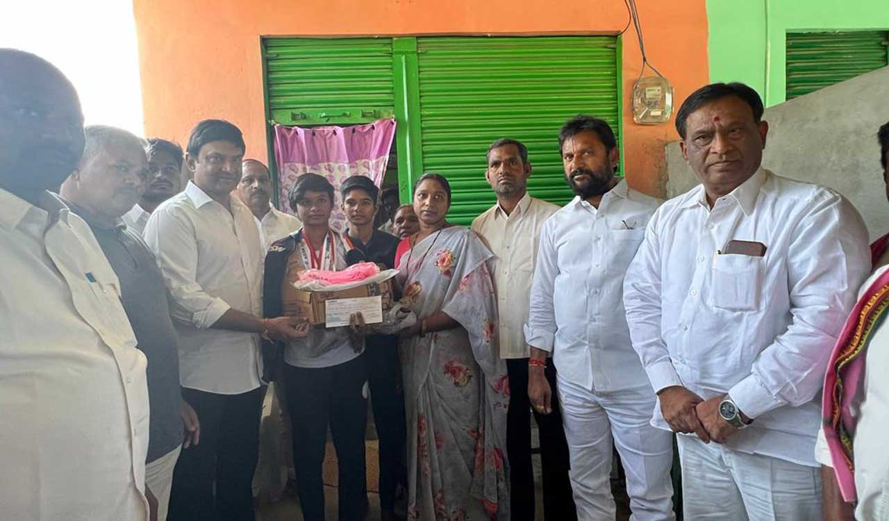 Telangana fencer Shaik Nazia receives financial aid