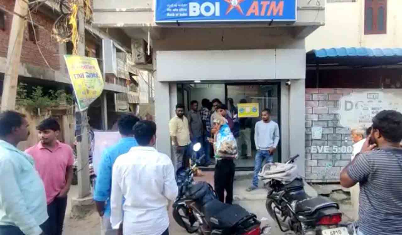 Siddipet: ATM dispenses Rs 2,000 instead of Rs 1,000; people queue up