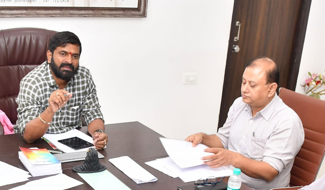 Set up cricket associations in districts: Sports minister to Collectors