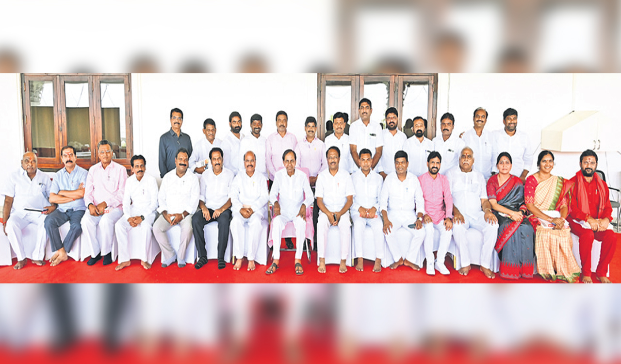 TRS leaders urge KCR to go national