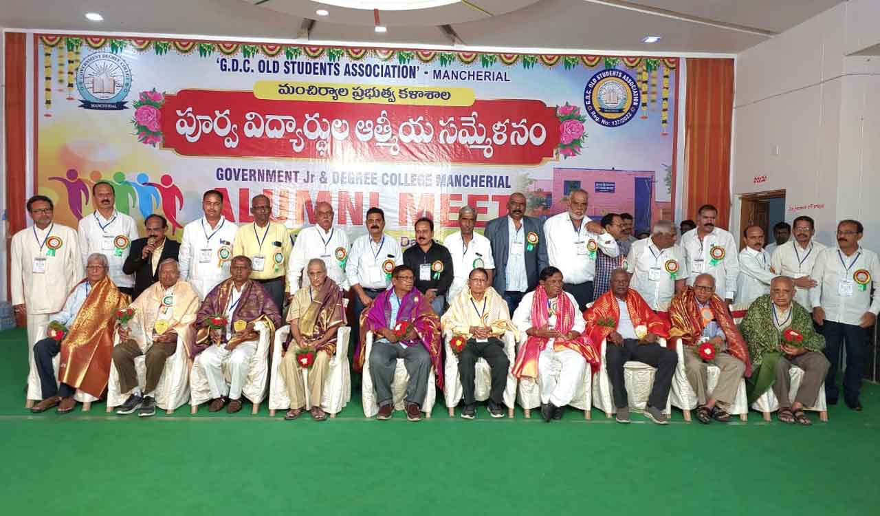Alumni of govt junior, degree colleges reunite after 40 years in Mancherial