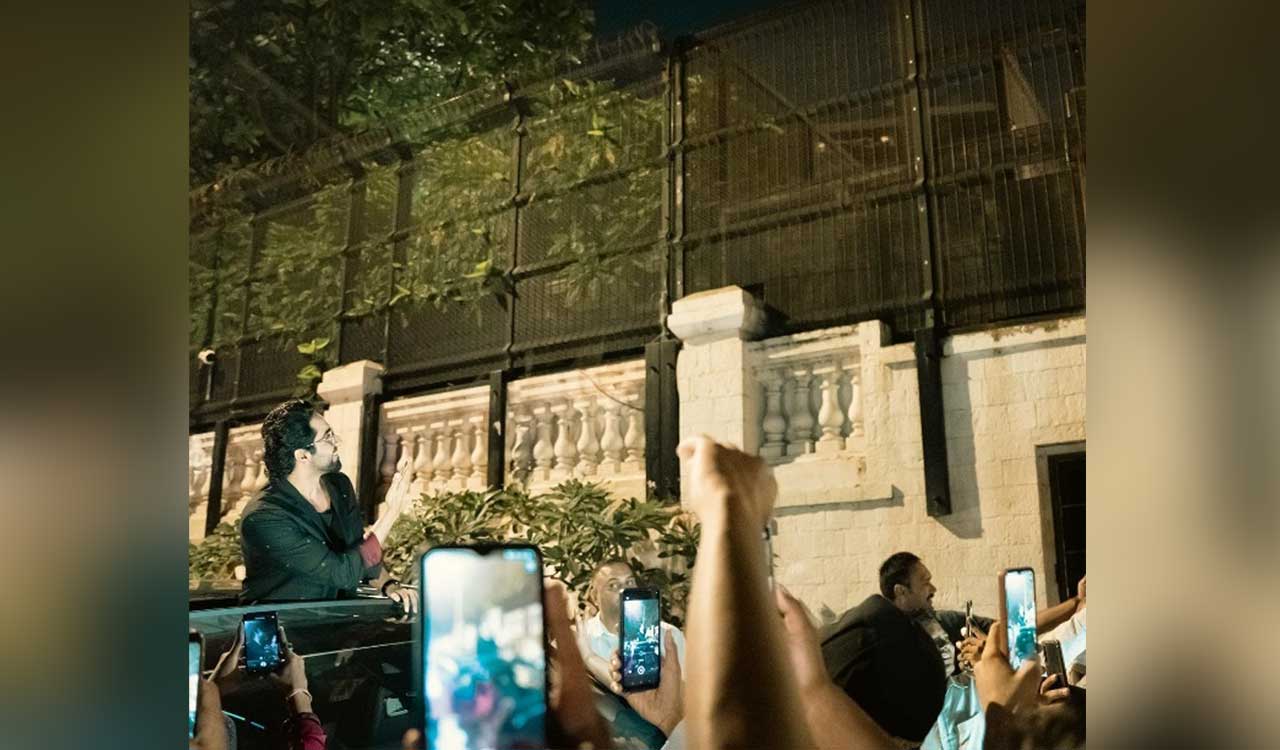 Ayushmann poses in front of SRK’s Mannat; gets mobbed by fans