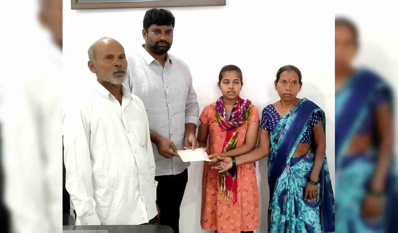Hyderabad: Balka Suman extends financial aid to student who bagged MBBS seat