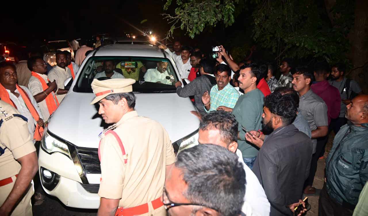 Jagtial police prevent Bandi Sanjay from moving towards Bhainsa