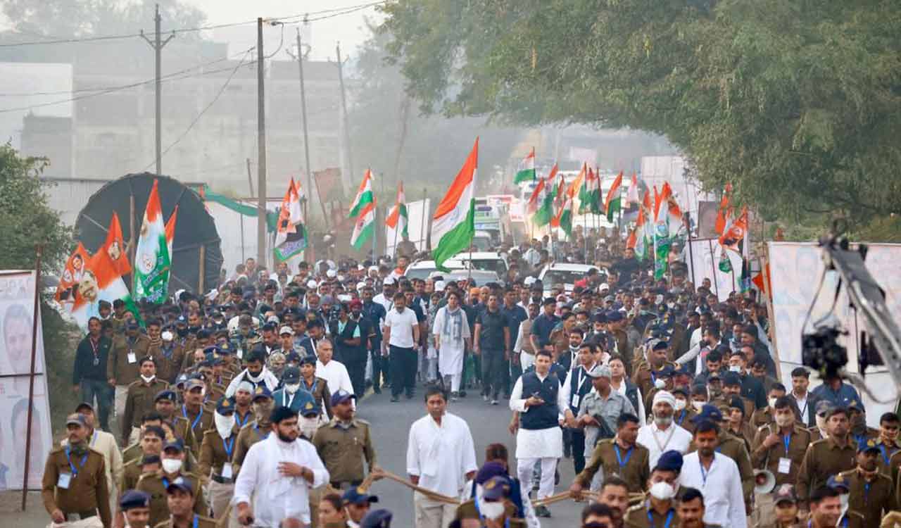Bharat Jodo Yatra proceeds further in MP, Priyanka Gandhi takes part