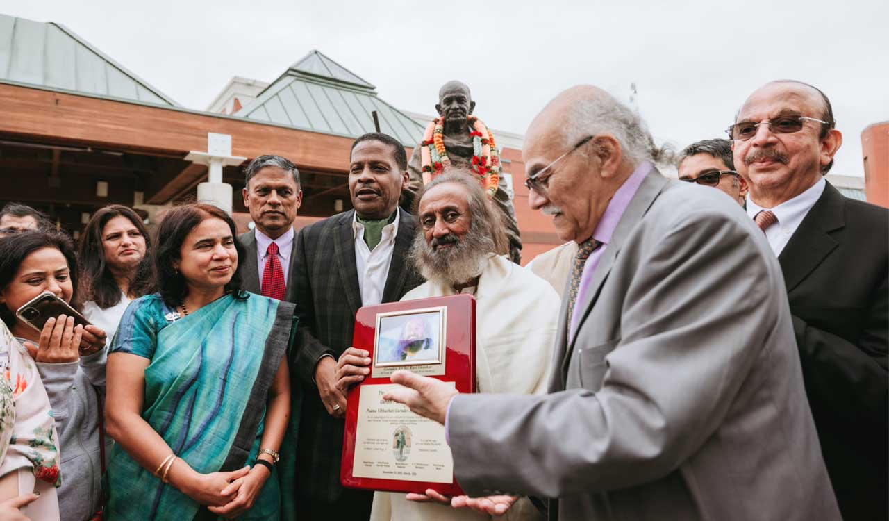 Gandhi Peace Pilgrim Award presented to Sri Sri Ravi Shankar in Atlanta