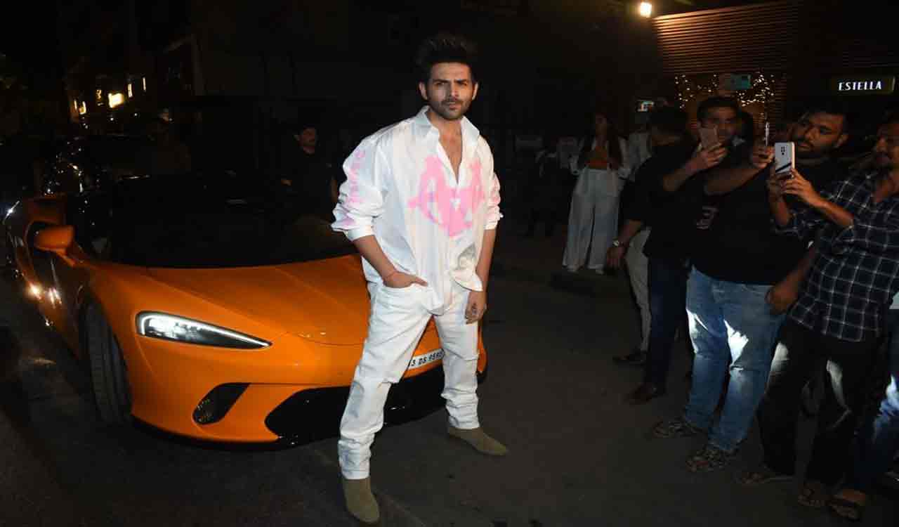 Kartik Aaryan’s big birthday bash was as superhit as his year