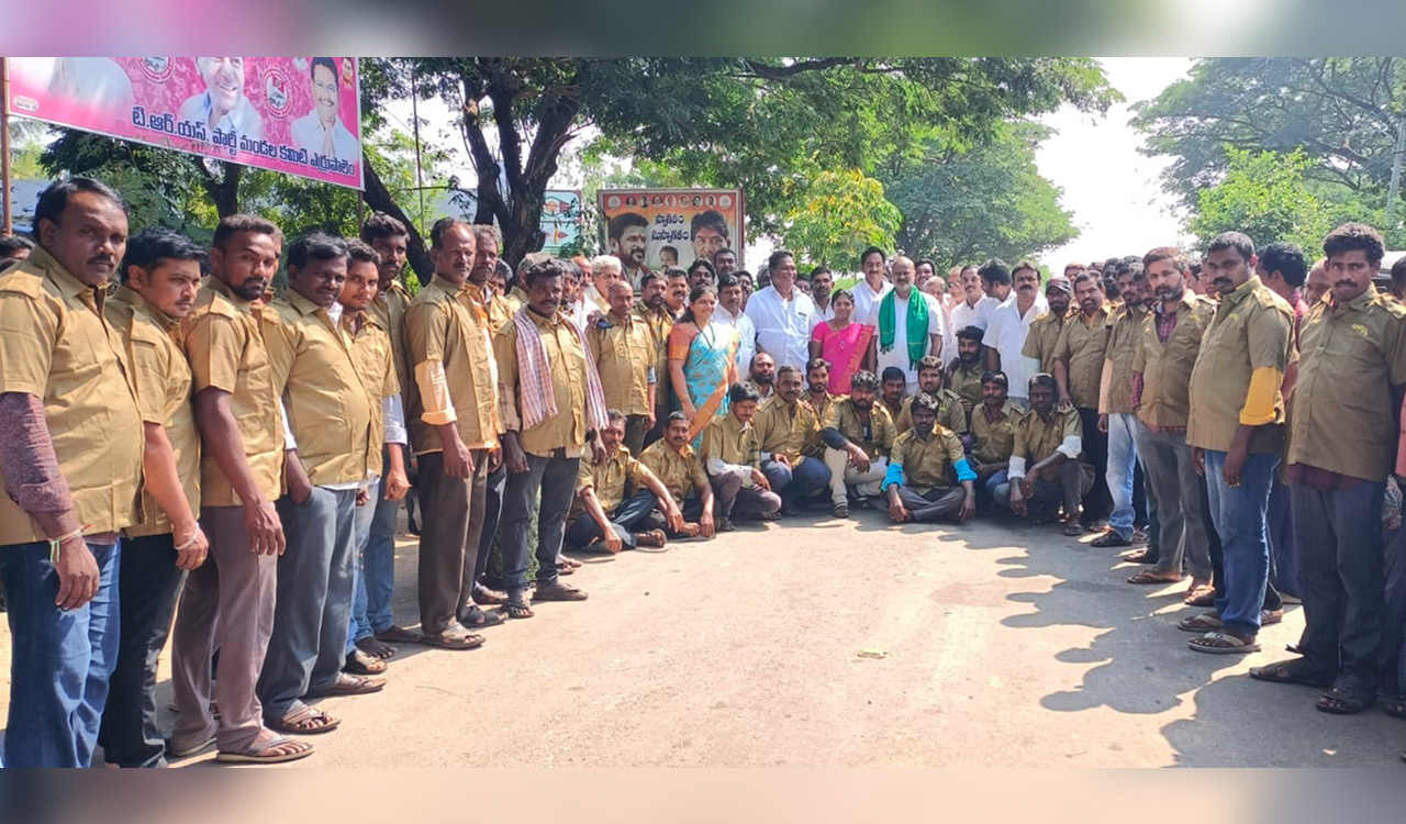 Telangana: Khaki shirts distributed to 200 auto drivers in Khammam