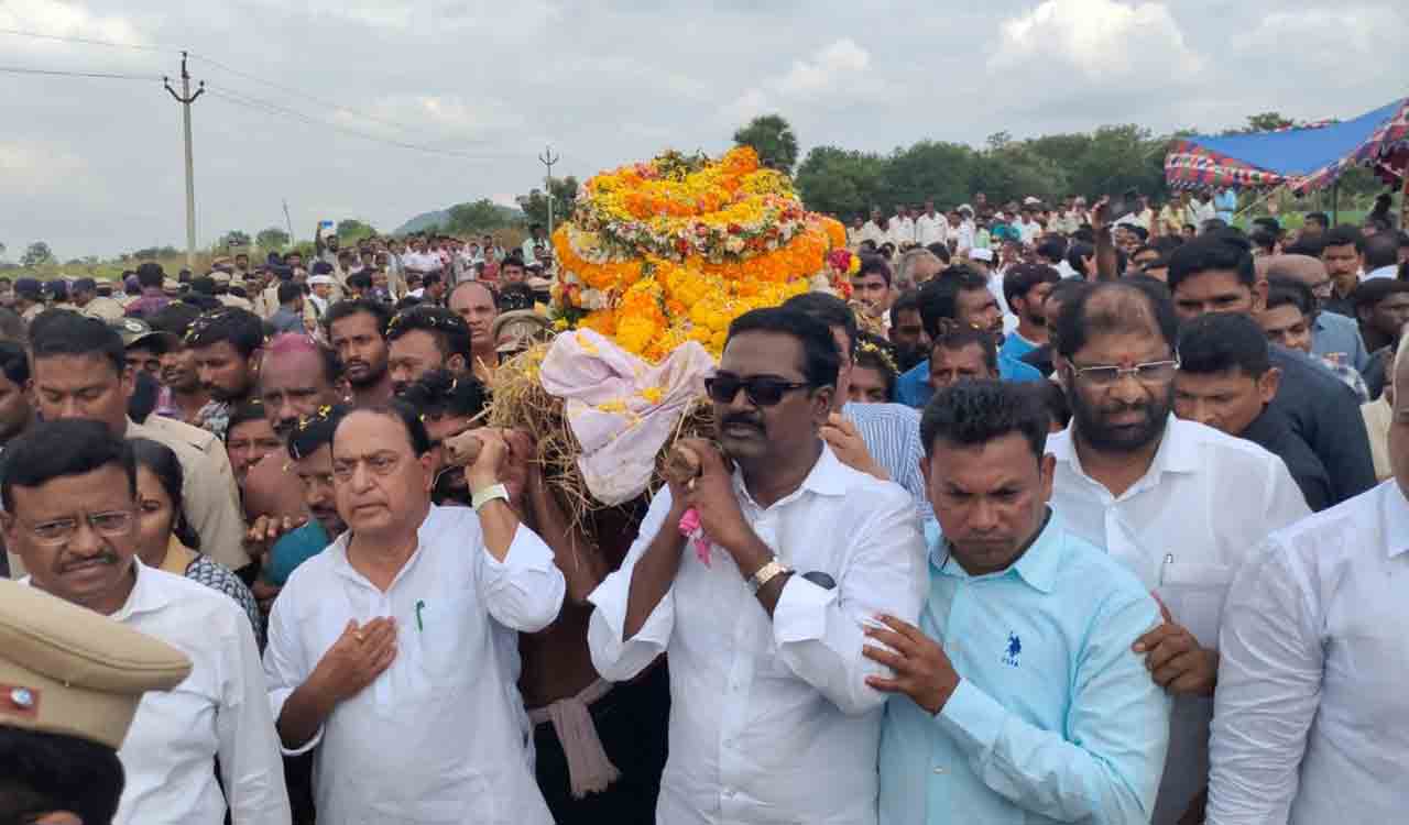 Last rites of slain FRO performed with State honours in Khammam