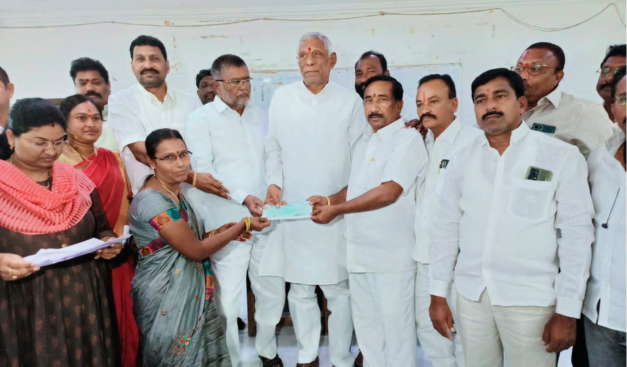 Mancherial MLA hands over cheques to Kalyana Laxmi, Shaadi Mubharak beneficiaries