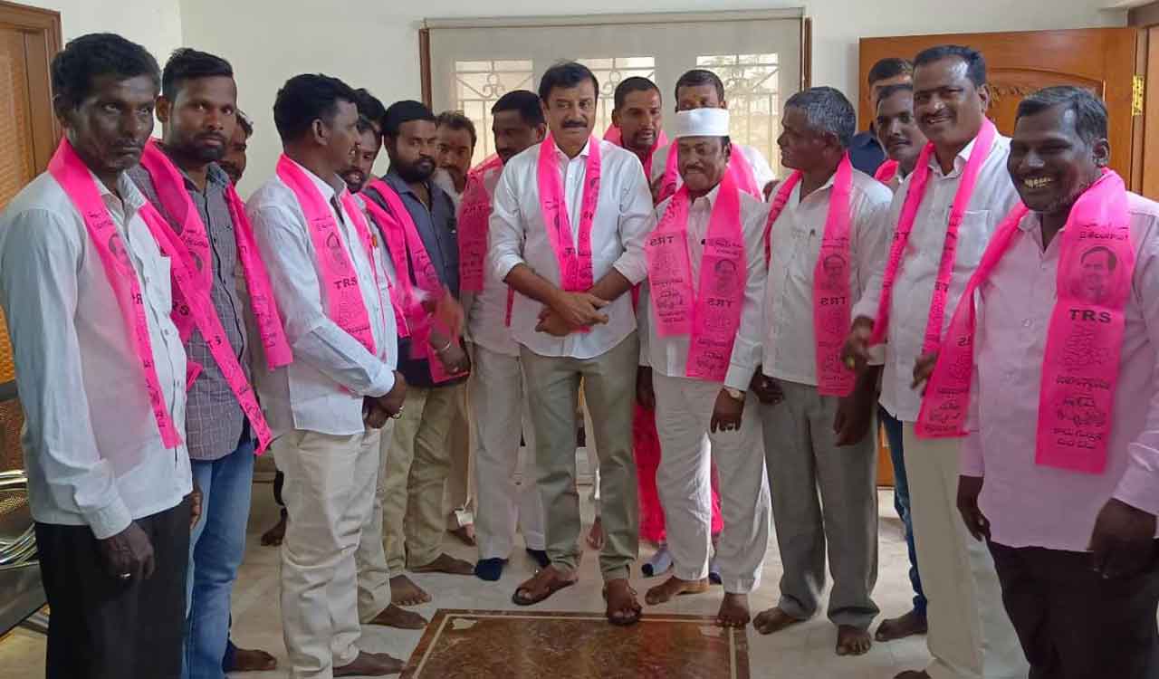 BJP, MRPS workers join TRS in presence of Medak MP