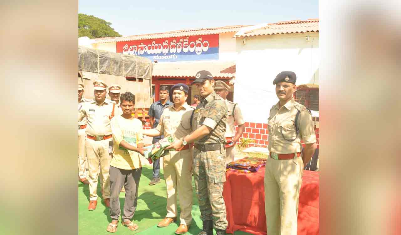 Police distribute 2000 blankets to Adivasis in Mulugu