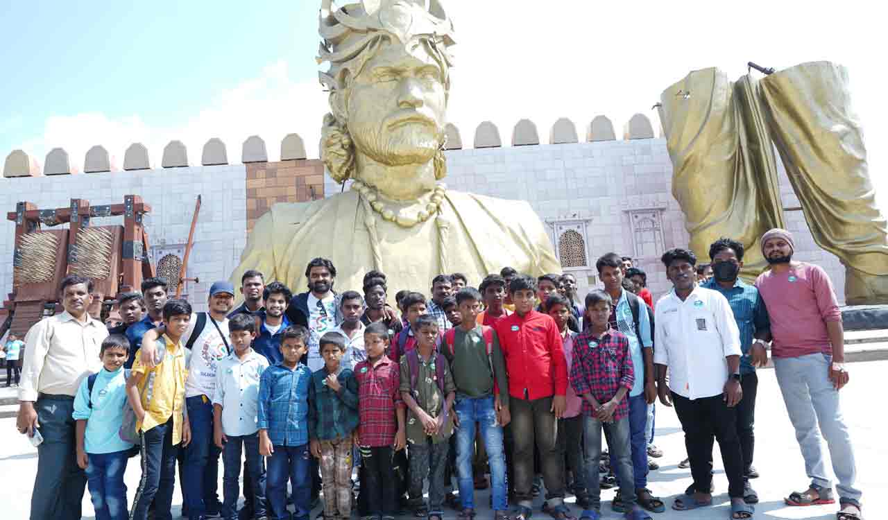 Warangal NGO takes 50 orphans to Ramoji Film City
