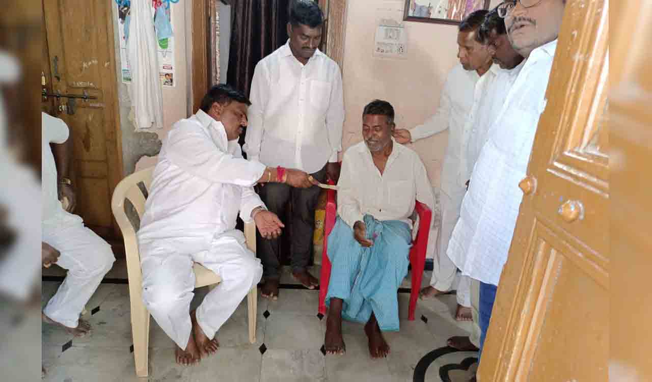 Patancheru MLA hands over cash to ailing party worker