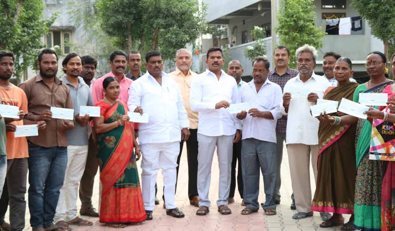 Sangareddy: Financial aid given to rain-affected house owners in Patancheru