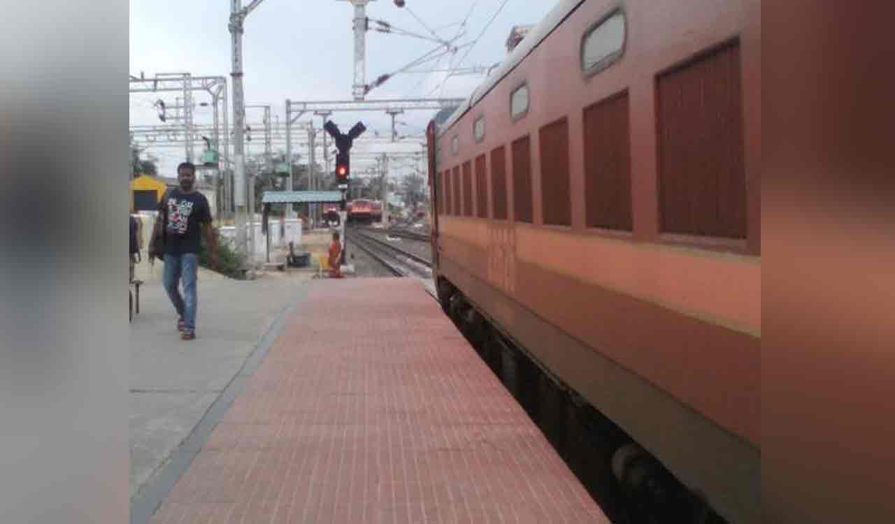 Allegation of Hindi imposition: TN rly station removes Hindi signage