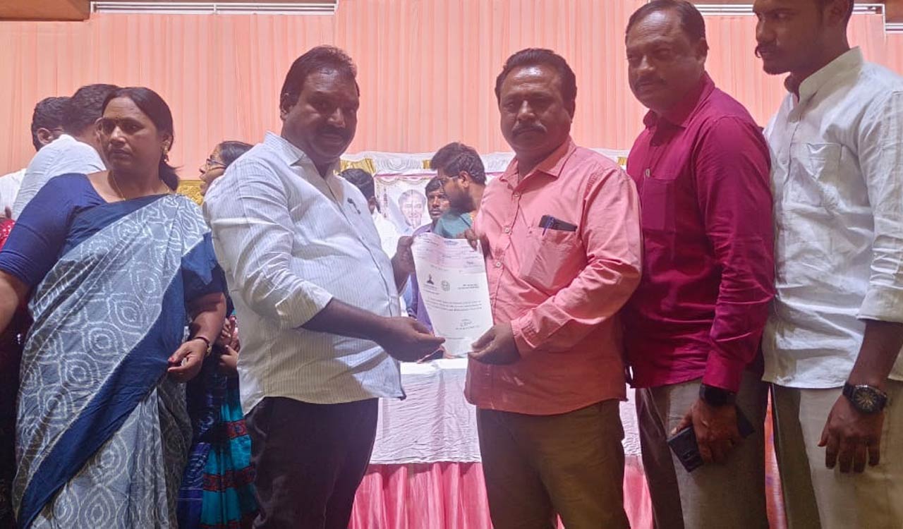 Wardhannapet MLA hands over Kalyana Lakshmi, CMRF cheques to beneficiaries
