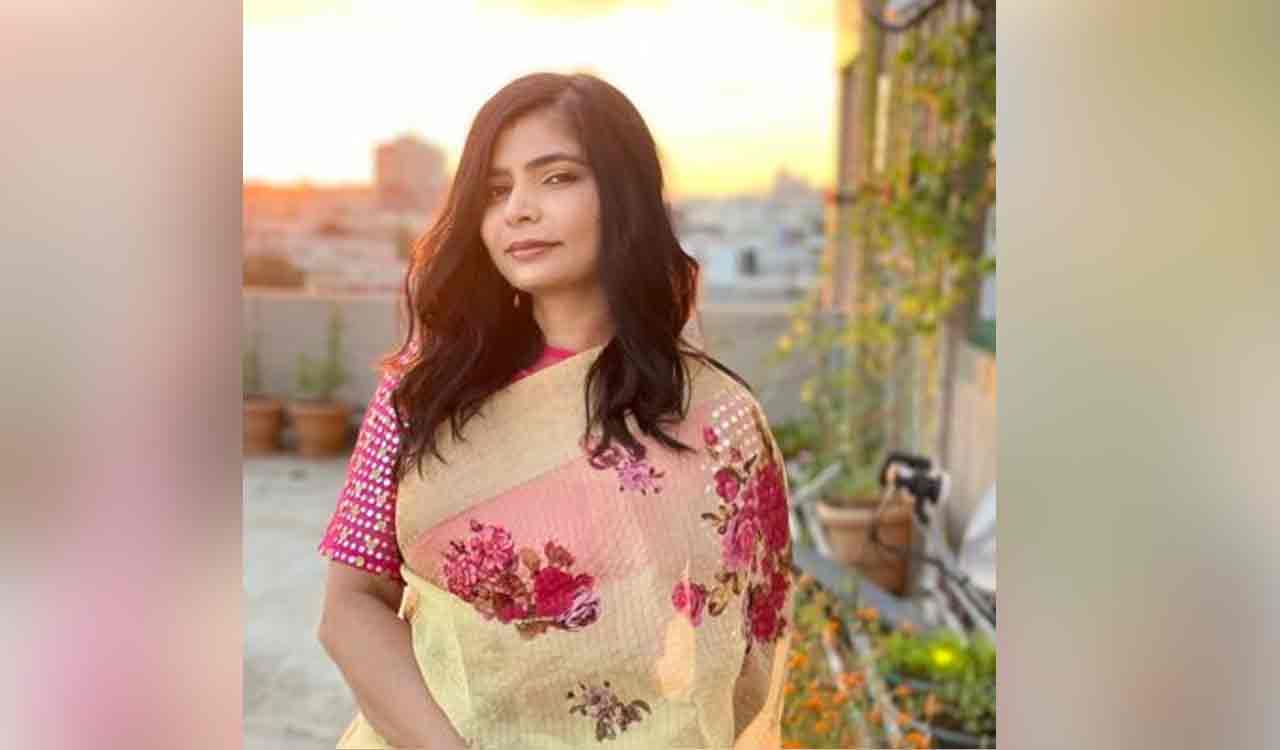Chinmayi Sripada slams Sathish over his comments on co-star Dharsha Gupta