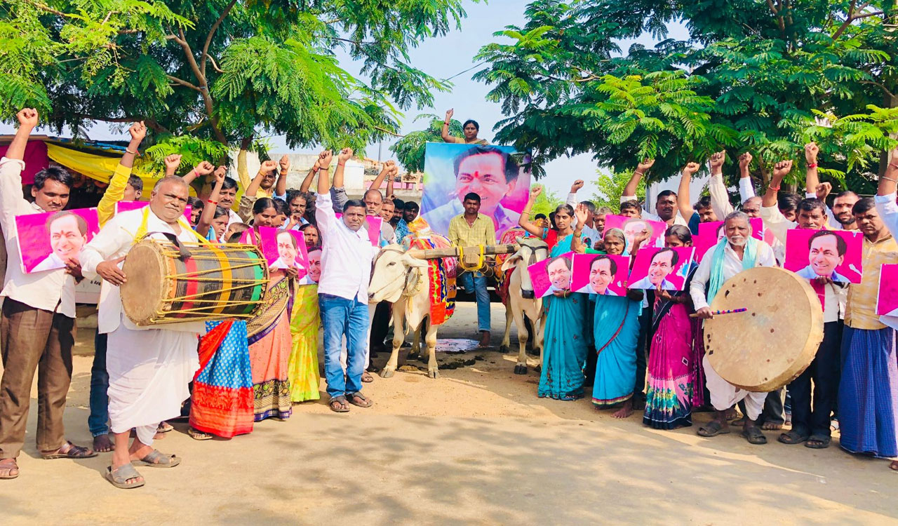 Adilabad farmers celebrate TRS’ victory in Munugode bypoll