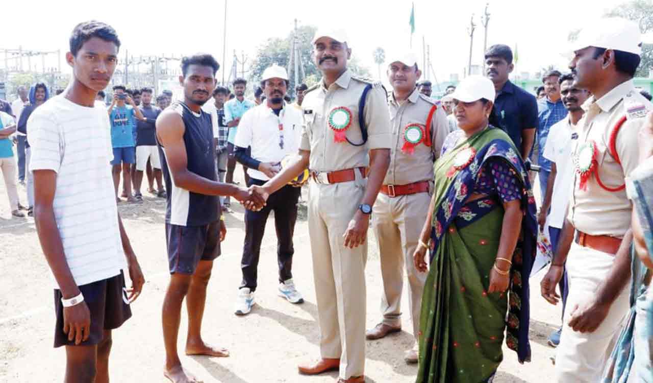 Kothagudem: Police organises volleyball tournament for Dummugudem youth ...