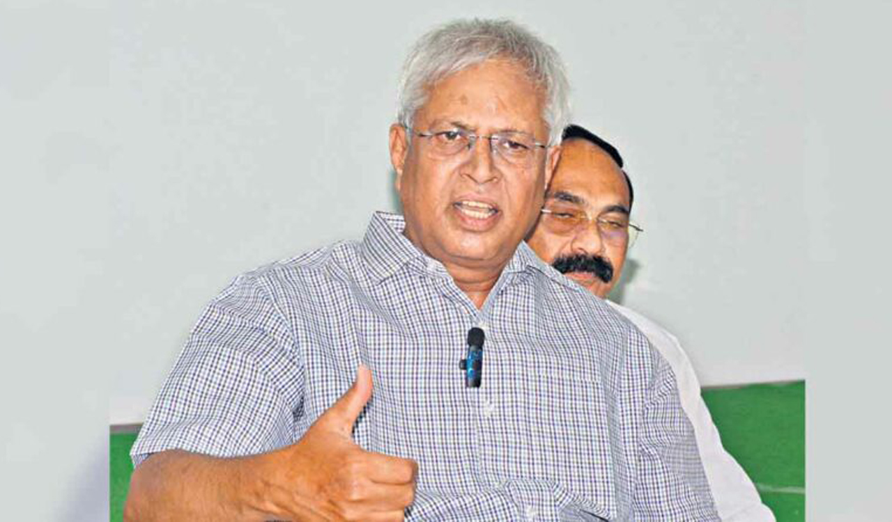 Andhra Pradesh: Vundavalli accuses Ramoji Rao of violating law