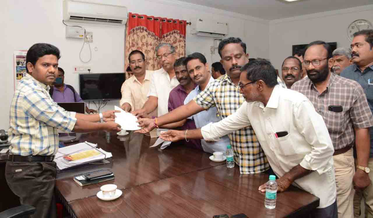 Scribes stage dharna at Warangal collectorate, demand probe into allegations on DEO