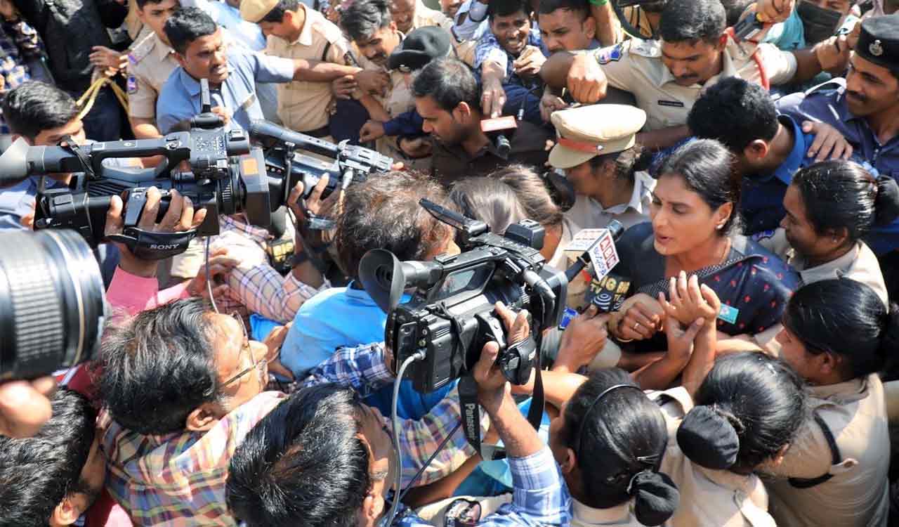 YS Vijayamma condemns daughter Sharmila’s detention in Hyderabad