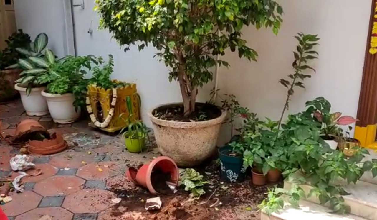 TRS activists storm Nizamabad MP Aravind’s house for defamatory remarks against MLC Kavitha 