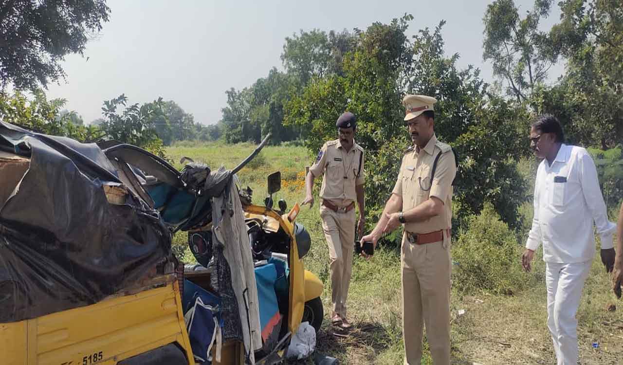 Four killed in road accident at Vikarabad