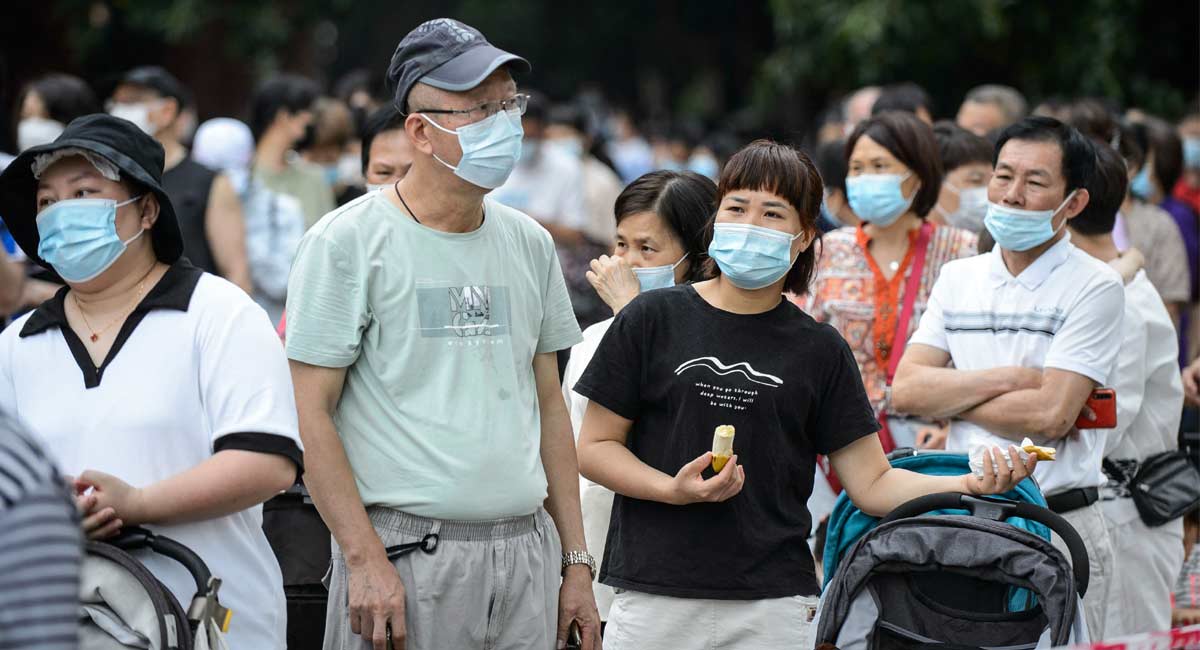 China reports 10,000 new virus cases, capital closes parks