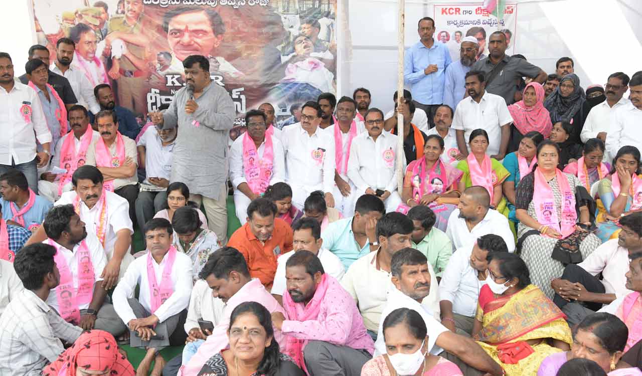 Telangana people should be cautious about divisive forces, says poet Deshapathi Srinivas