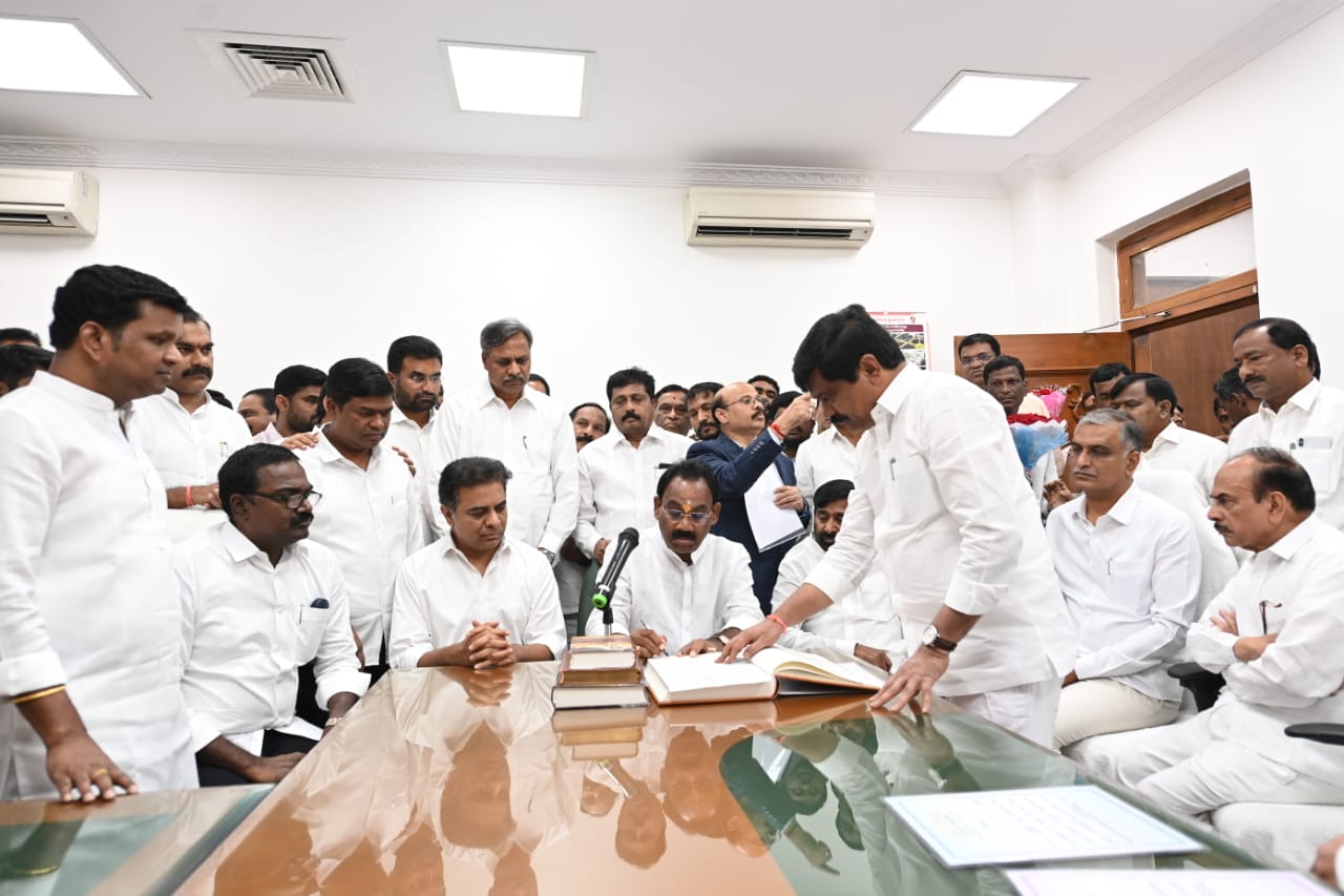 Munugode MLA Koosukuntla Prabhakar Reddy takes oath