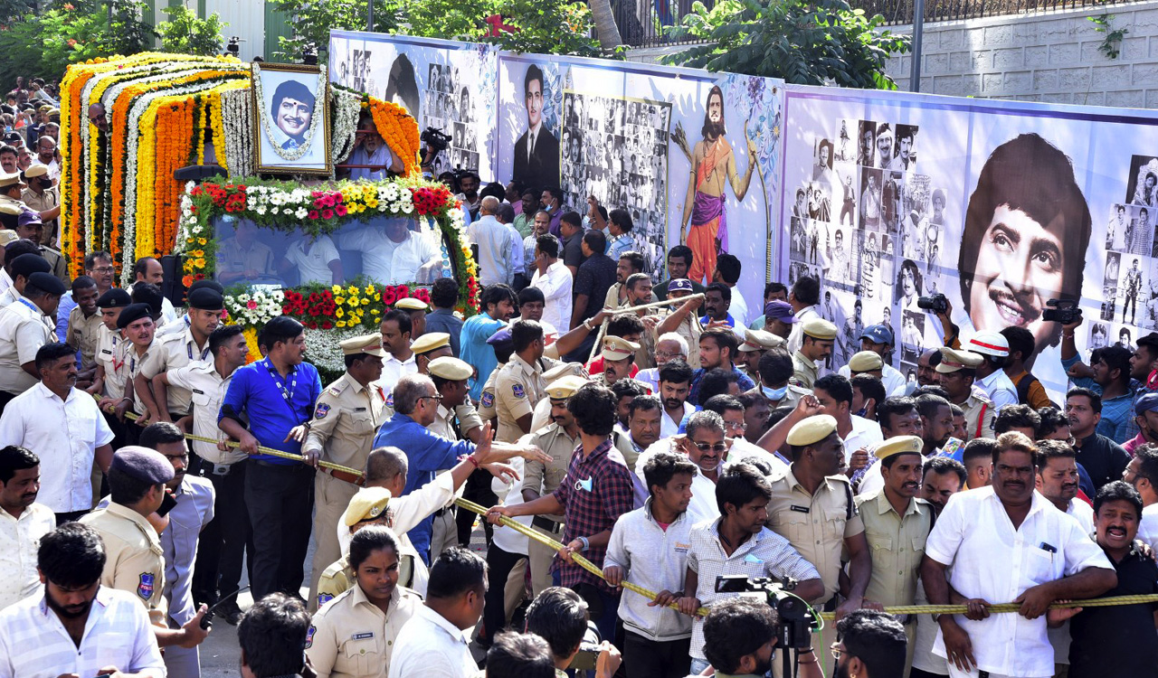 Last rites of actor Krishna performed with full state honours in Hyderabad