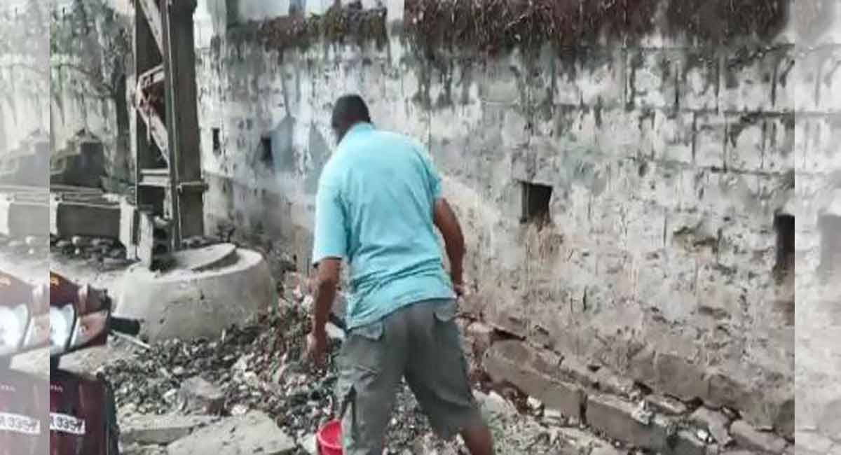 Watch: Resident of Bengaluru made to pick up garbage he threw on roadside 