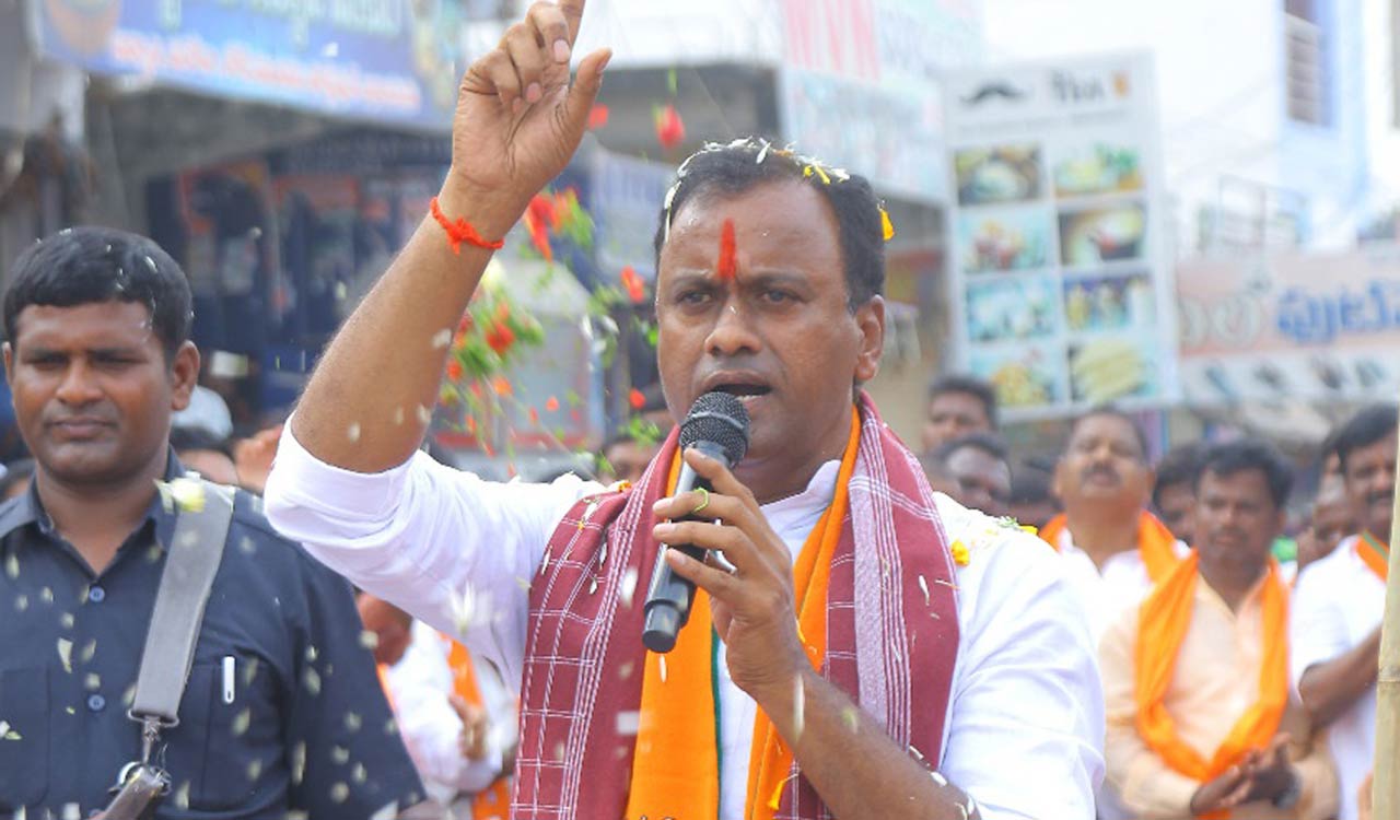 Munugode: Protesting Rajgopal Reddy taken into police custody